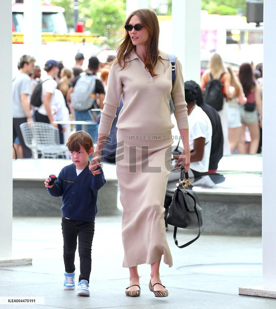 Pregnant Karlie Kloss And Her Son Out - NYC