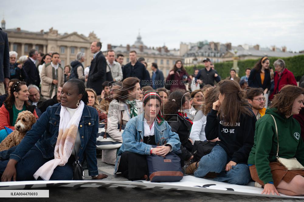 Catholics Protest Euthanasia Bill in Paris