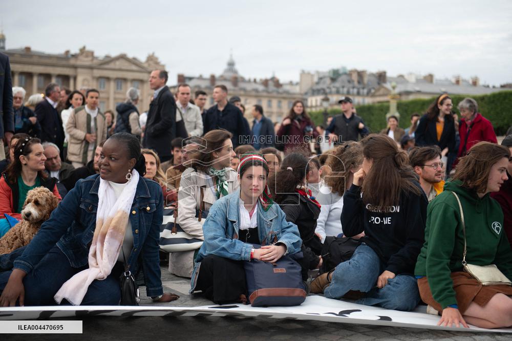 Catholics Protest Euthanasia Bill in Paris