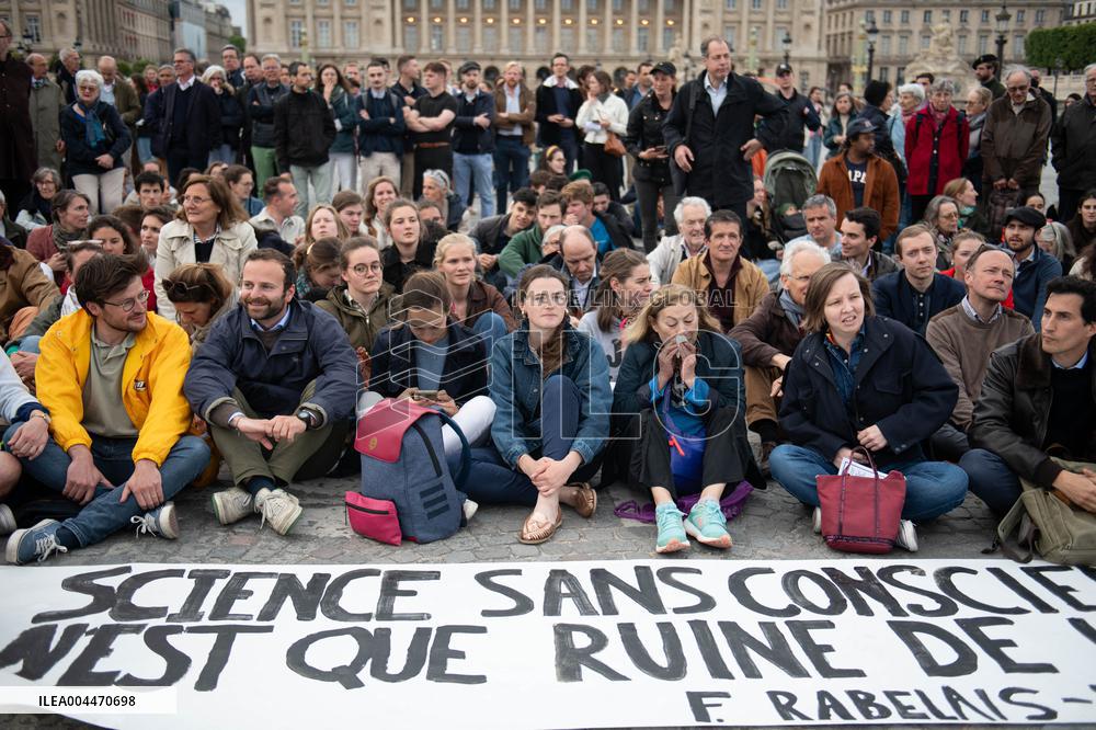 Catholics Protest Euthanasia Bill in Paris