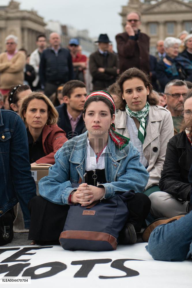 Catholics Protest Euthanasia Bill in Paris