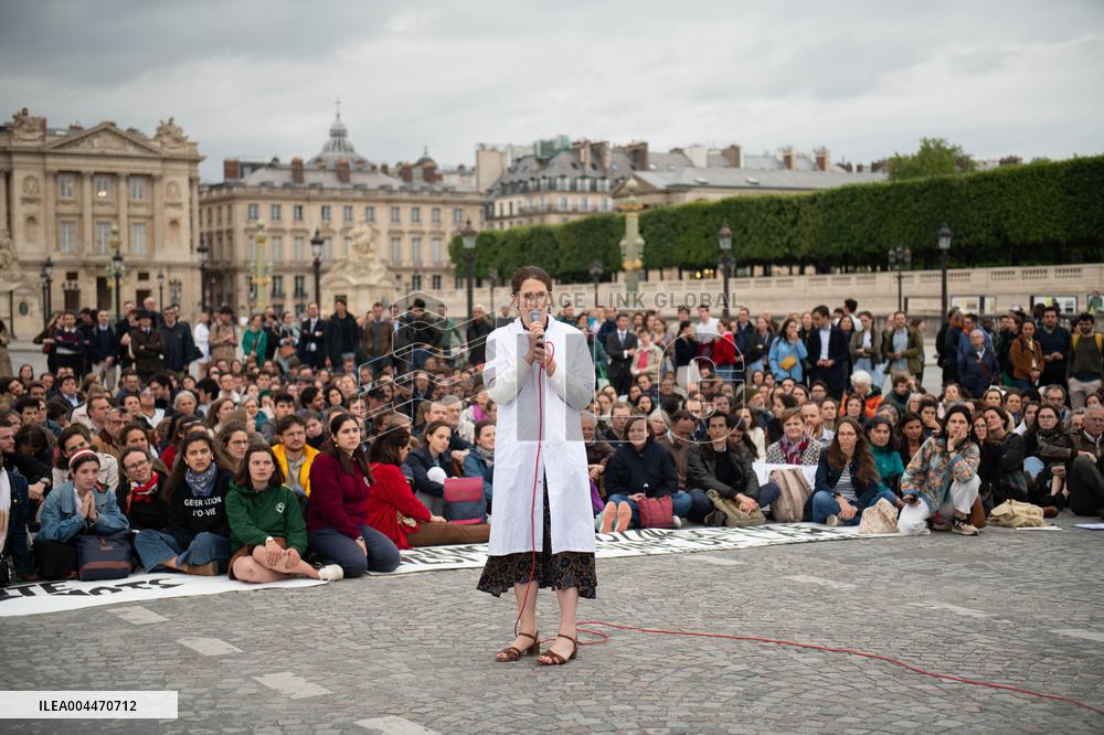 Catholics Protest Euthanasia Bill in Paris