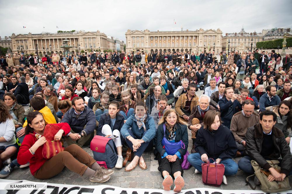 Catholics Protest Euthanasia Bill in Paris