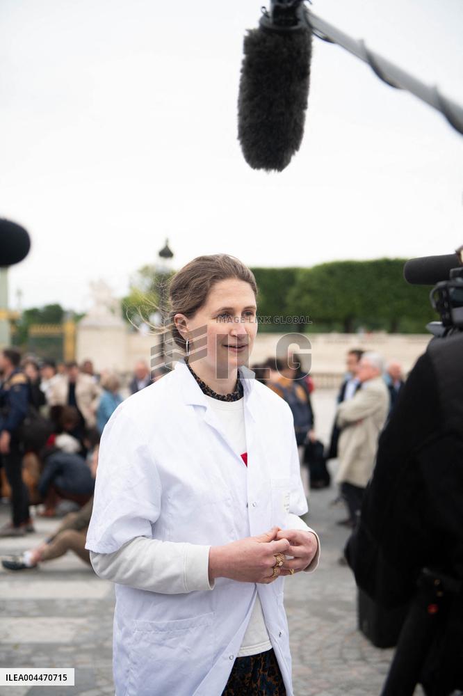 Catholics Protest Euthanasia Bill in Paris