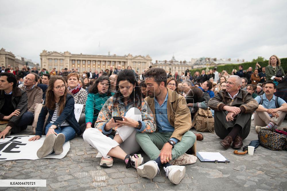 Catholics Protest Euthanasia Bill in Paris