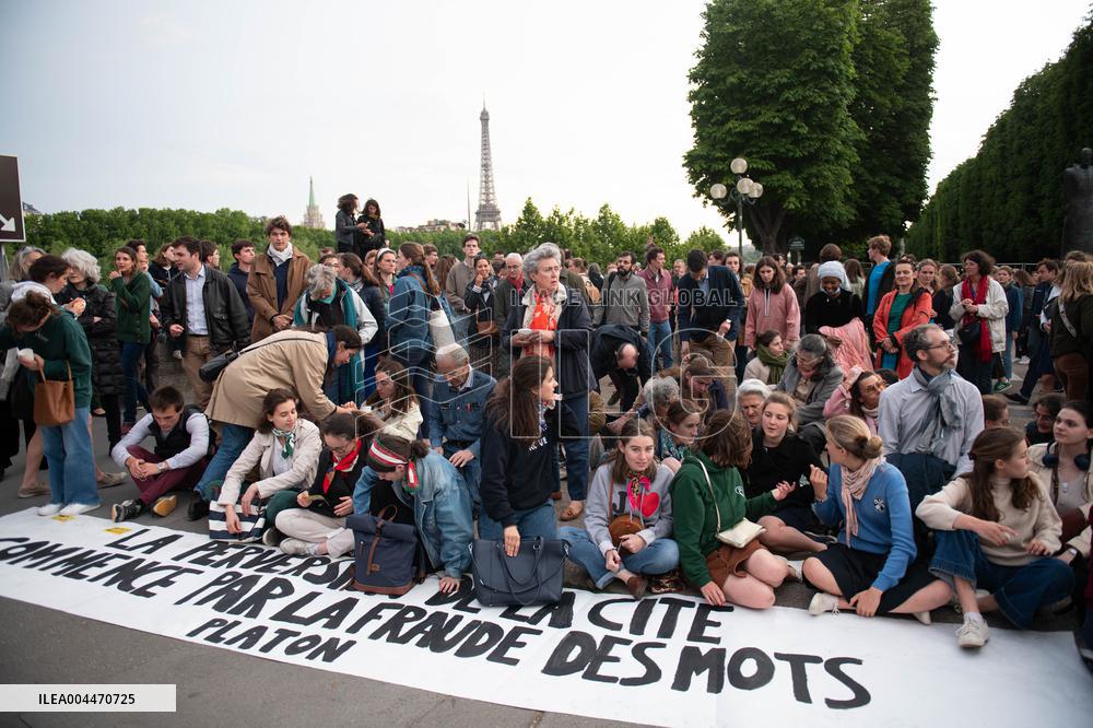 Catholics Protest Euthanasia Bill in Paris