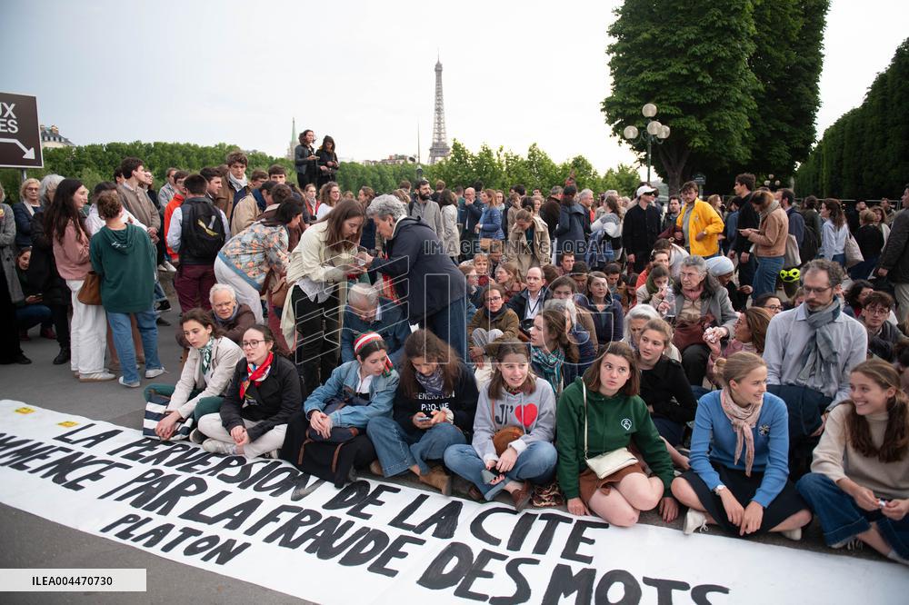 Catholics Protest Euthanasia Bill in Paris