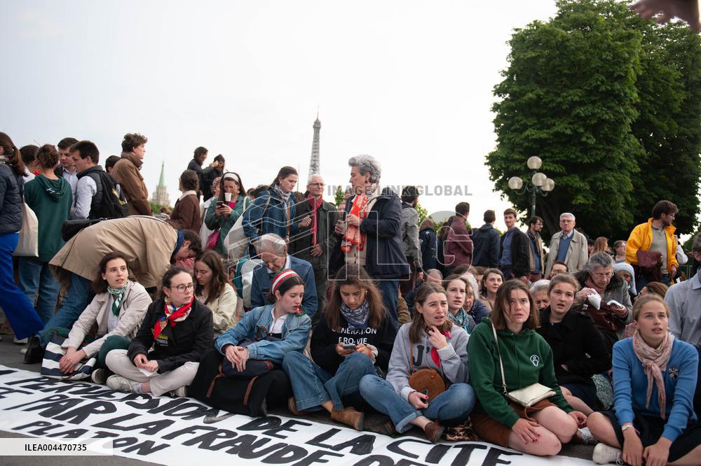 Catholics Protest Euthanasia Bill in Paris