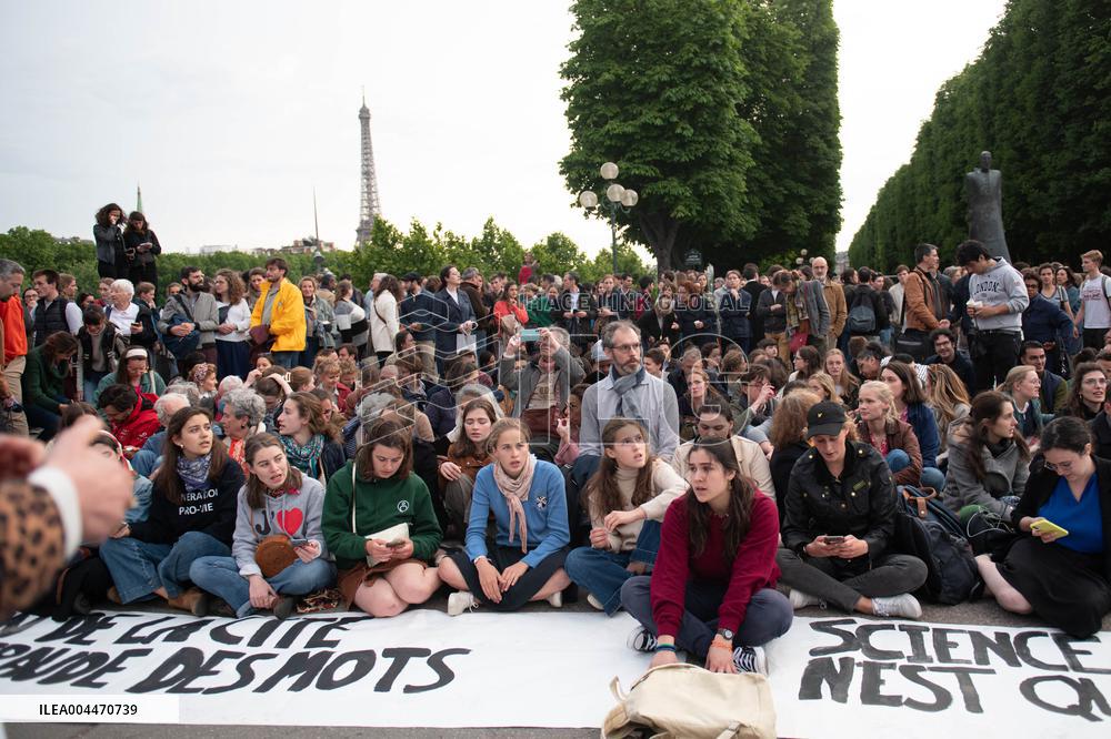 Catholics Protest Euthanasia Bill in Paris