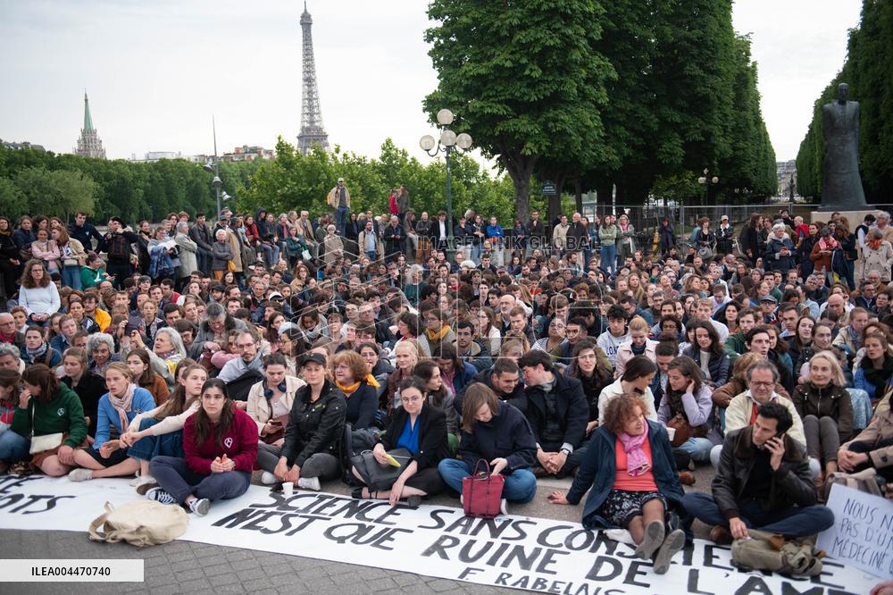 Catholics Protest Euthanasia Bill in Paris