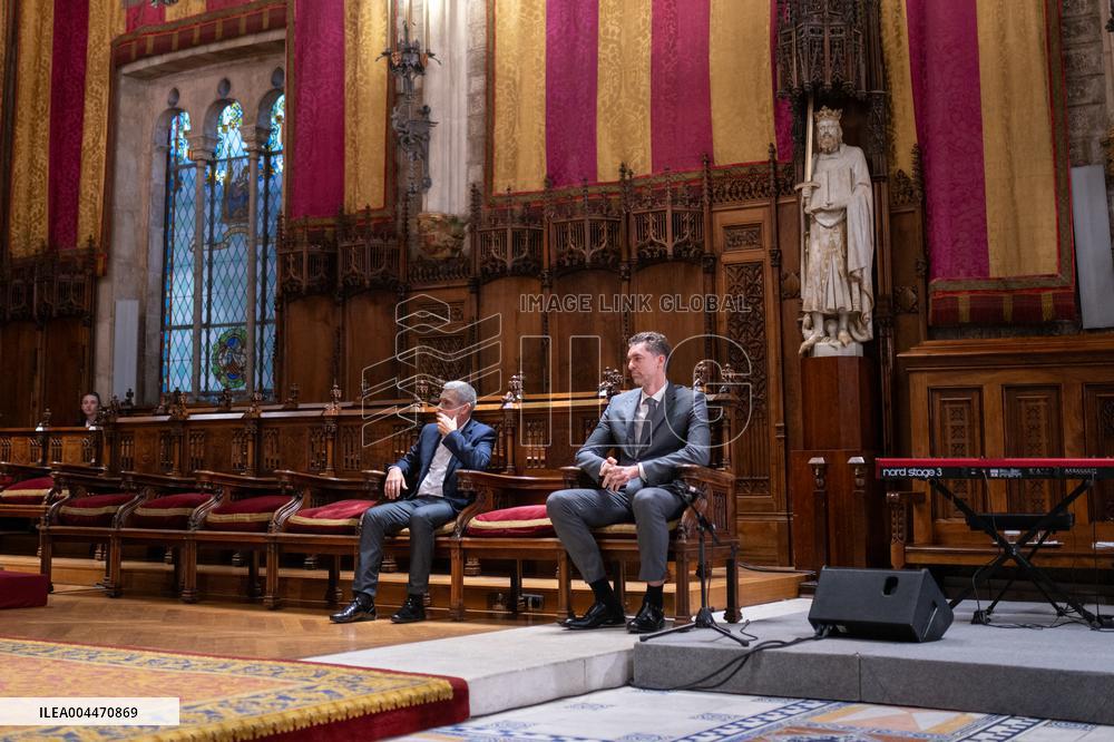 Collboni Presents the Gold Medal for Sporting Merit to Pau Gasol - Barcelona