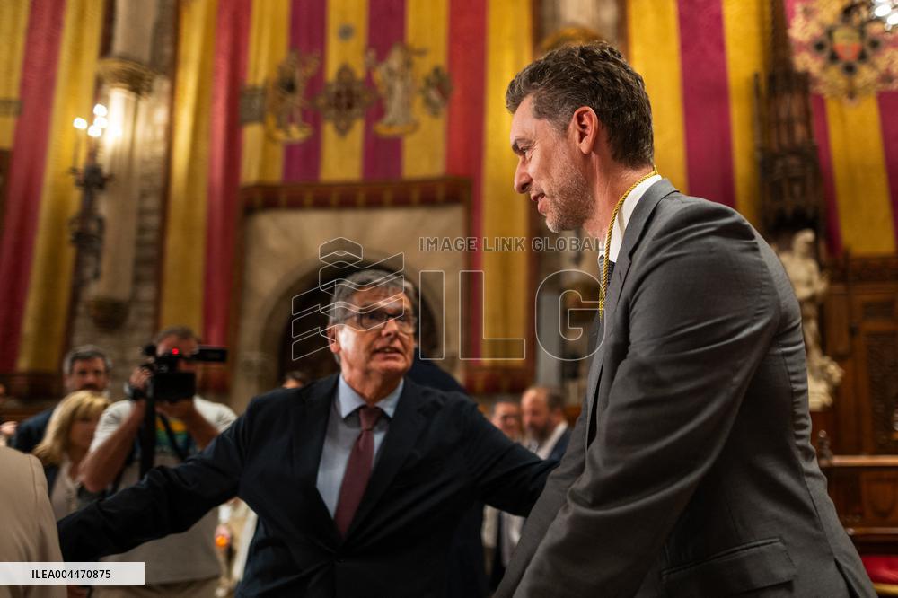 Collboni Presents the Gold Medal for Sporting Merit to Pau Gasol - Barcelona