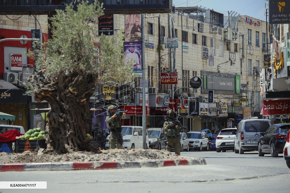 Israeli Forces Raid Financial Sites in Jenin - Palestine