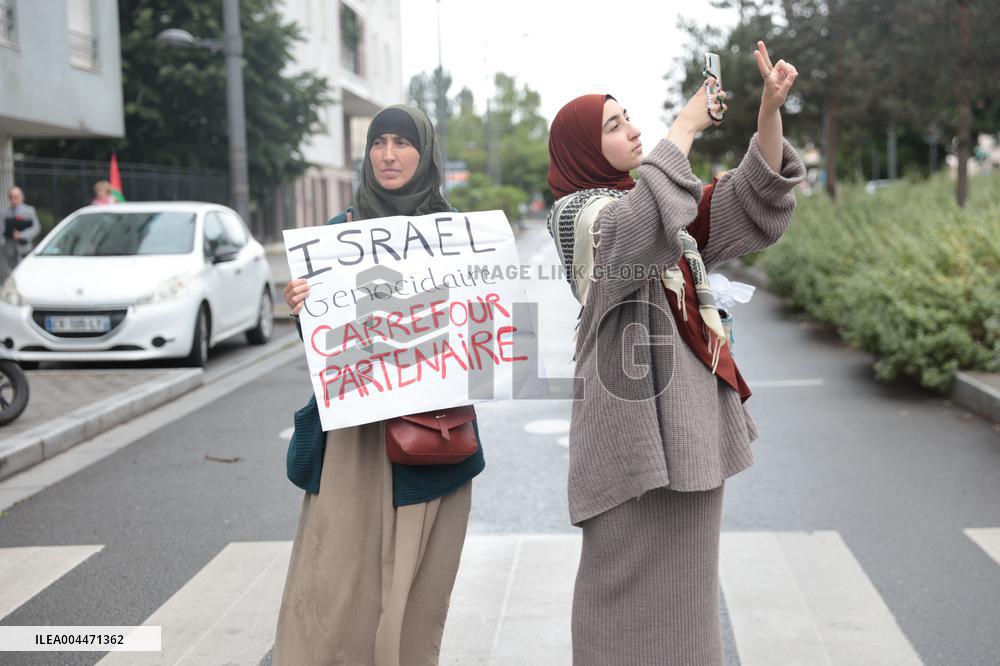 Demonstration during Carrefour Group Annual General Meeting - Massy