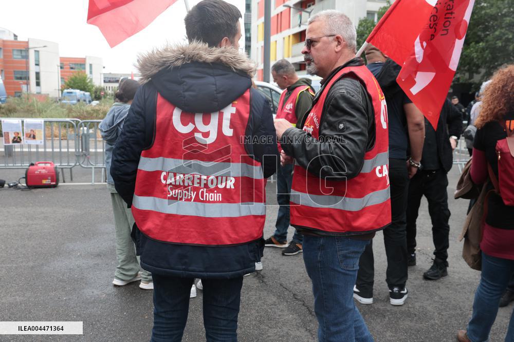 Demonstration during Carrefour Group Annual General Meeting - Massy