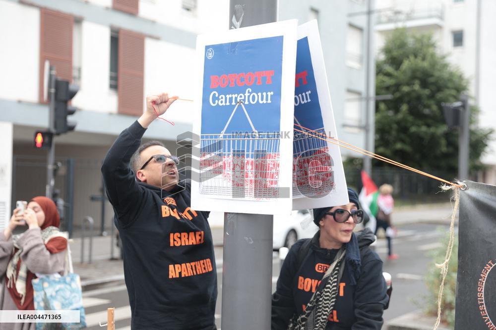 Demonstration during Carrefour Group Annual General Meeting - Massy