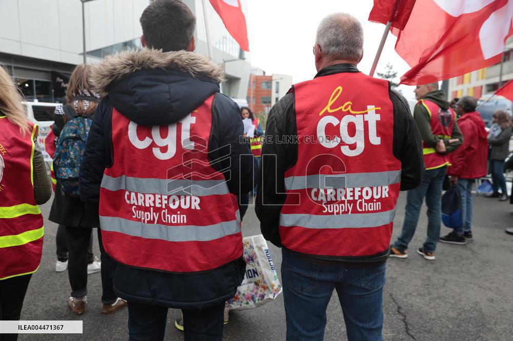 Demonstration during Carrefour Group Annual General Meeting - Massy