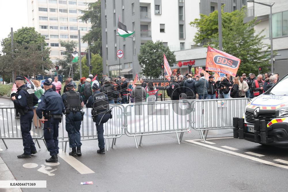 Demonstration during Carrefour Group Annual General Meeting - Massy