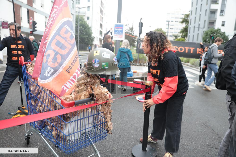 Demonstration during Carrefour Group Annual General Meeting - Massy