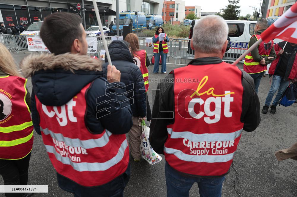 Demonstration during Carrefour Group Annual General Meeting - Massy