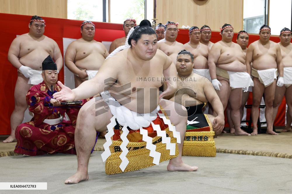 Sumo: Yokozuna Onosato wears new rope belt