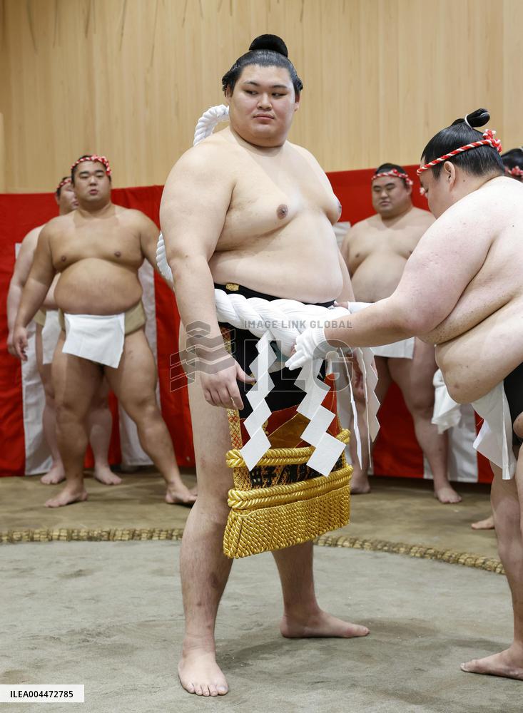 Sumo: Yokozuna Onosato wears new rope belt