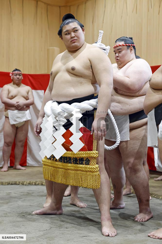 Sumo: Yokozuna Onosato wears new rope belt