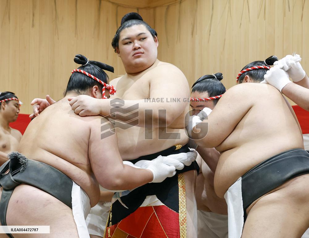 Sumo: Yokozuna Onosato wears new rope belt