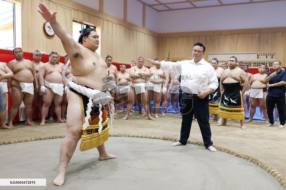 Sumo: Yokozuna Onosato wears new rope belt