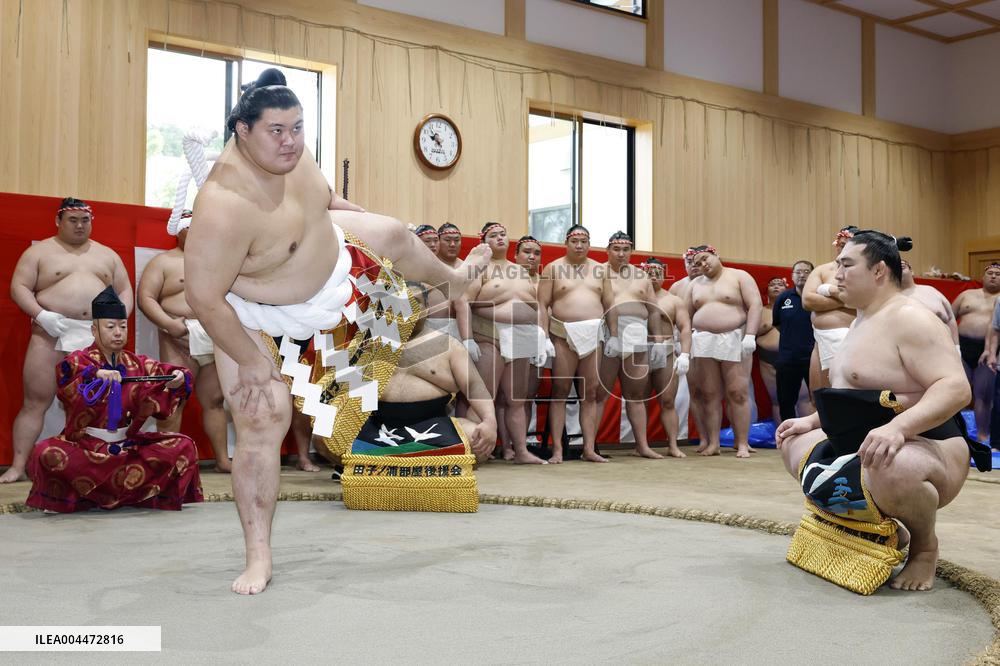 Sumo: Yokozuna Onosato wears new rope belt