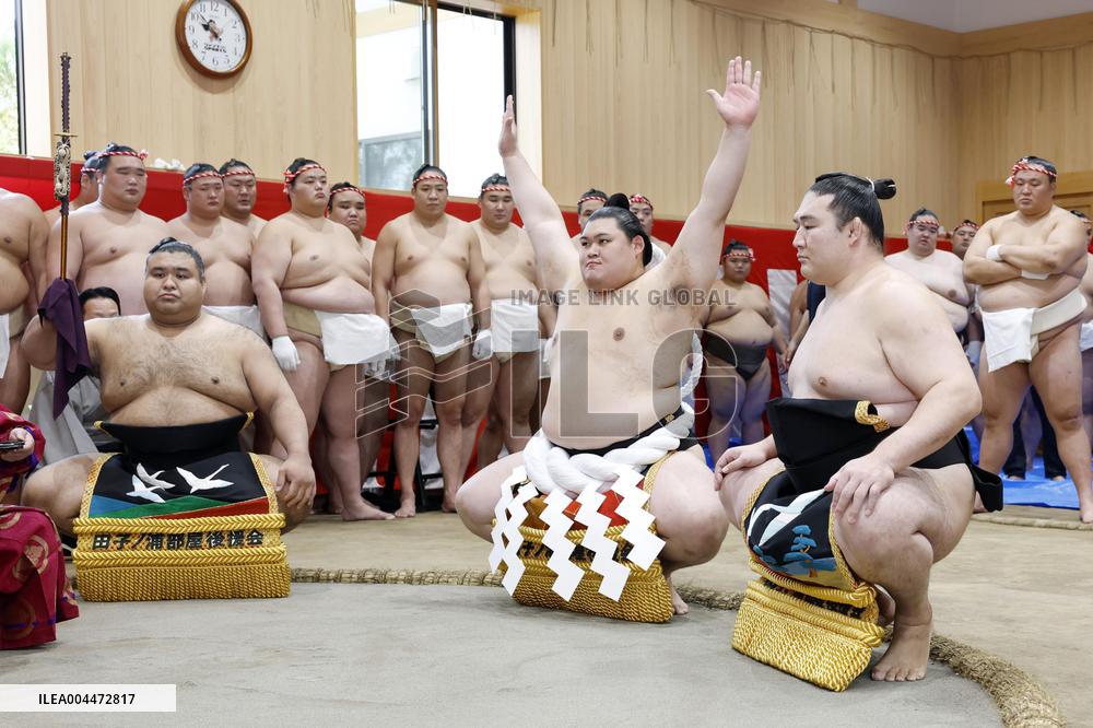 Sumo: Yokozuna Onosato wears new rope belt