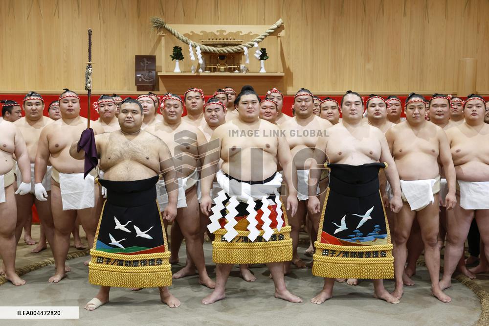 Onosato wears new rope belt