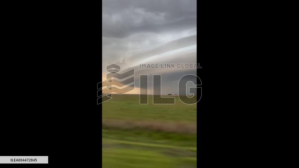 US: Huge Shelf Cloud Seen Over Follett, Texas
