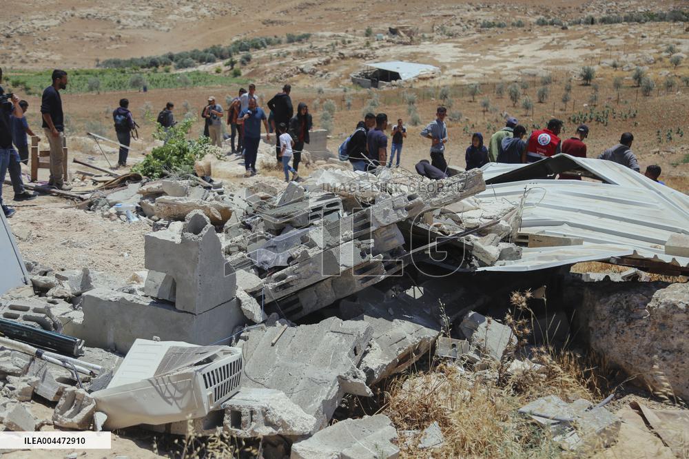 Demolishing Home and Barn in Hebron - West Bank