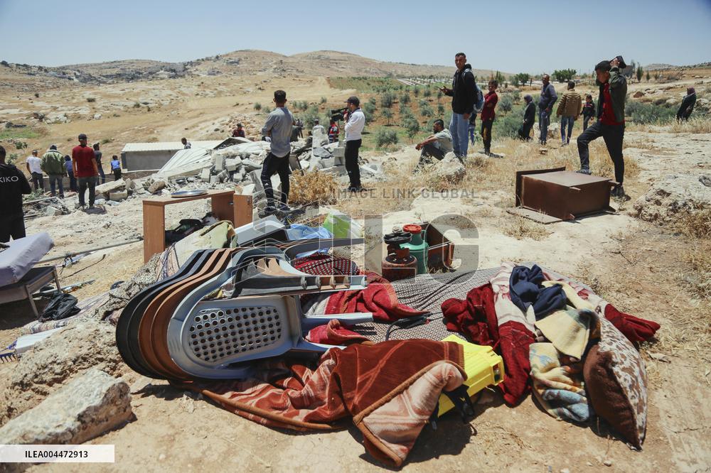 Demolishing Home and Barn in Hebron - West Bank