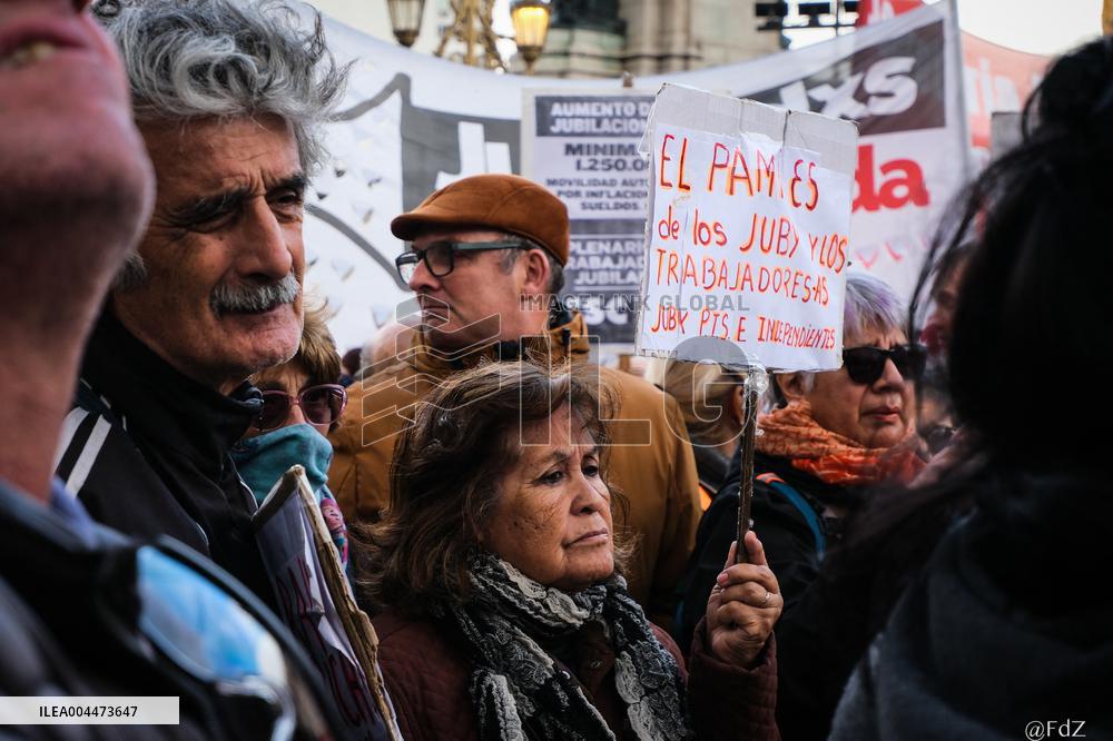 Retirees Protest Clashes With Police Outside National Congress - Buenos Aires