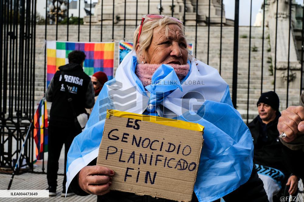 Retirees Protest Clashes With Police Outside National Congress - Buenos Aires