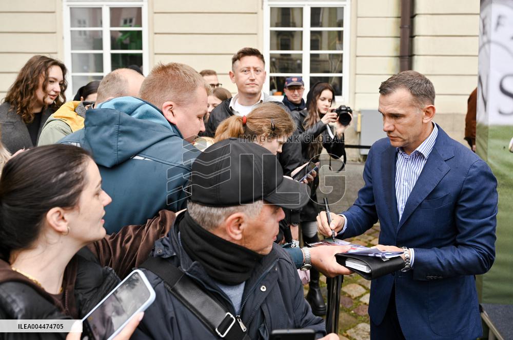 Three Ballons dOr won by Ukrainian footballers delivered to Lviv