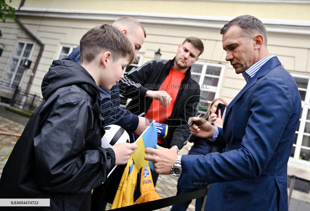 Three Ballons dOr won by Ukrainian footballers delivered to Lviv