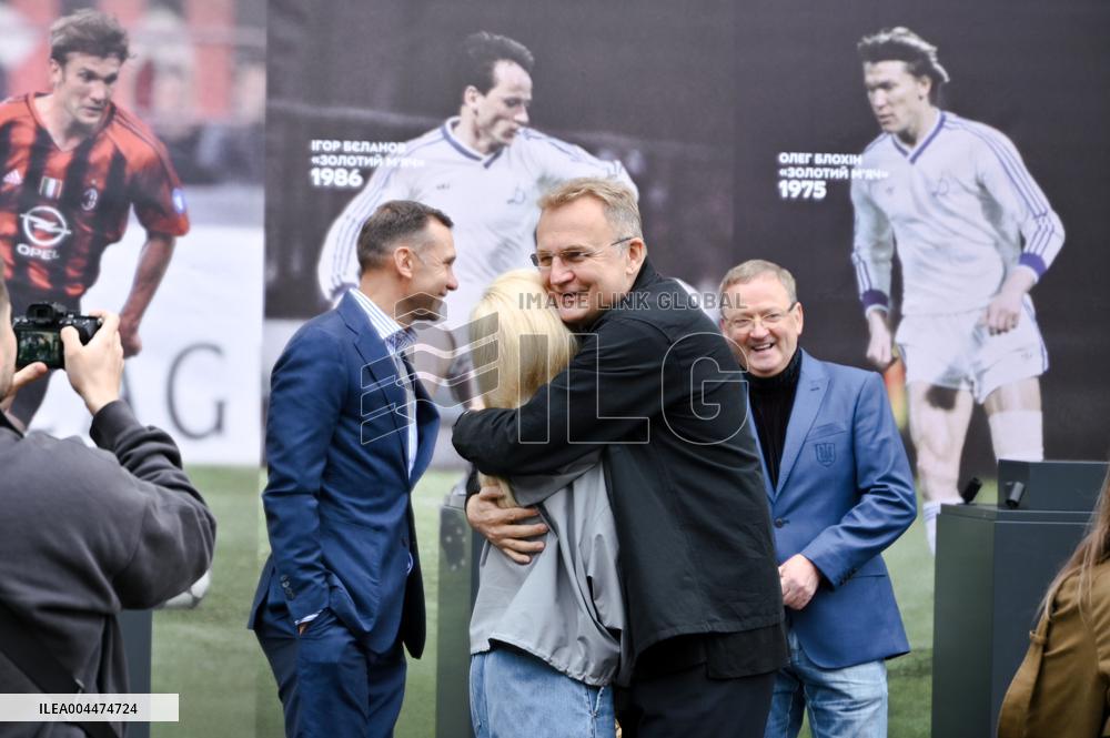 Three Ballons dOr won by Ukrainian footballers delivered to Lviv