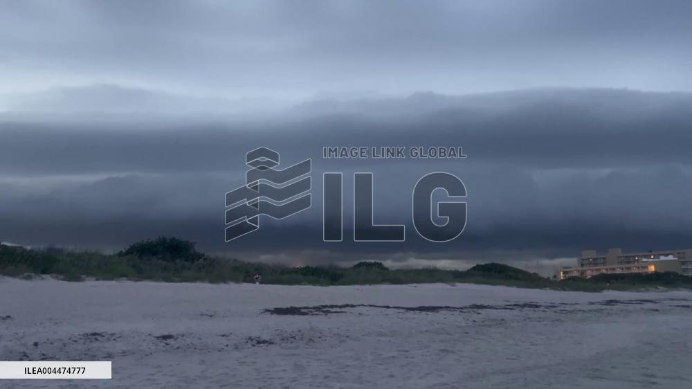 US: Massive Shelf Cloud Looms Over Central Florida Skies