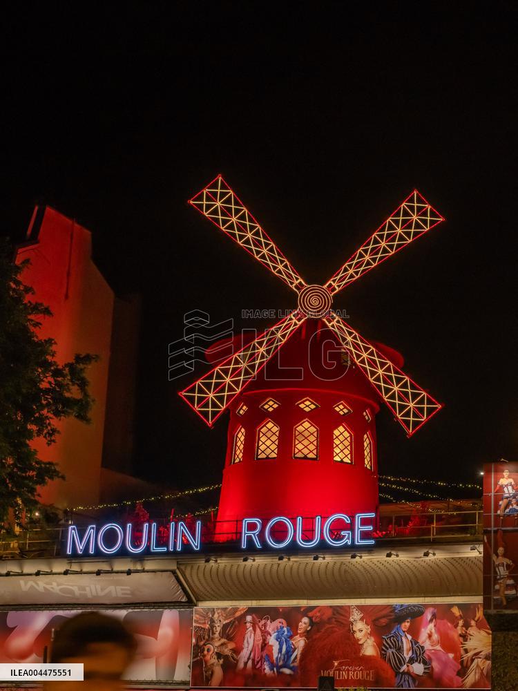 New Sails of the Moulin Rouge Unveiled - Paris