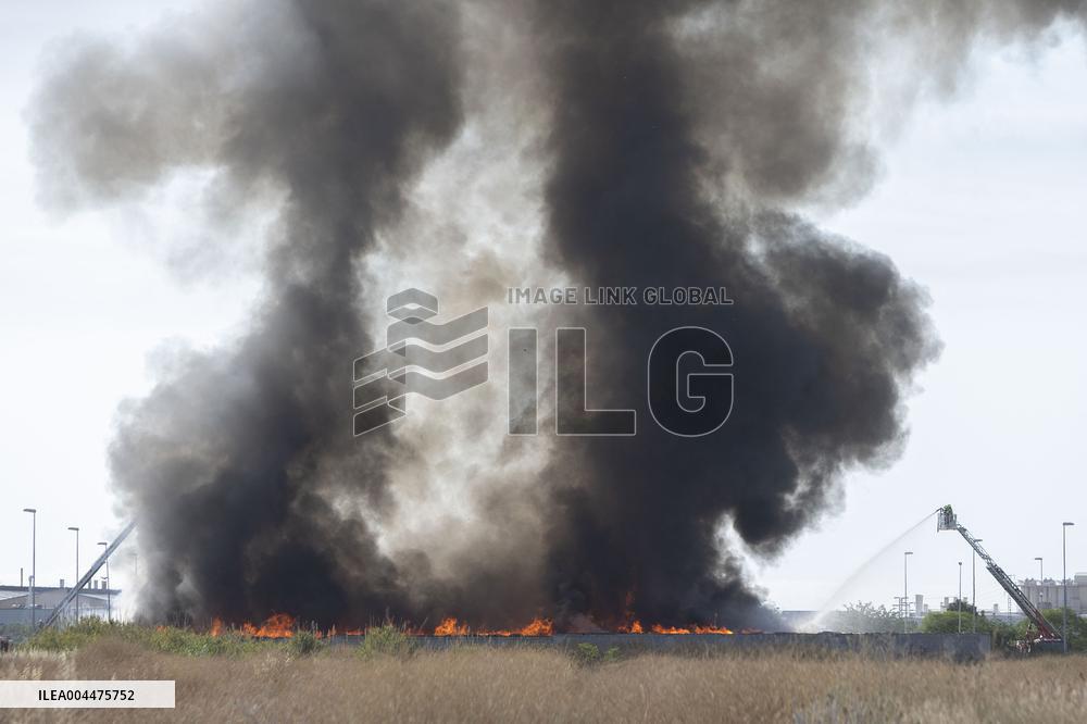 Scrapyard Fire Forces Evacuation in Almassora - Spain