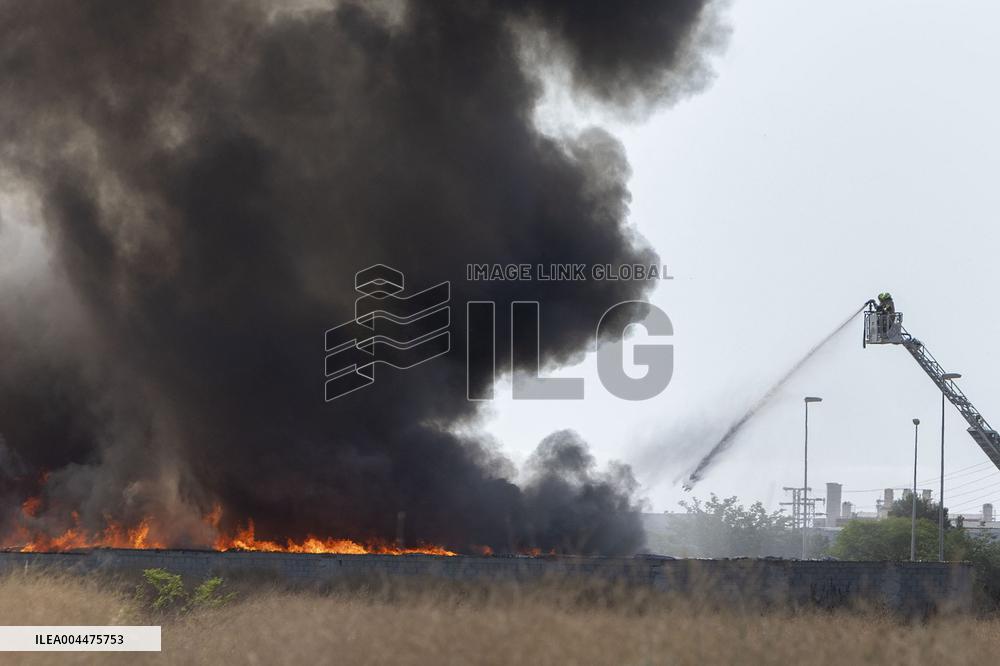 Scrapyard Fire Forces Evacuation in Almassora - Spain