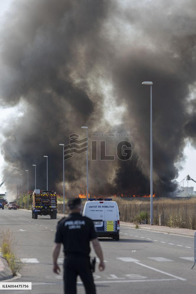 Scrapyard Fire Forces Evacuation in Almassora - Spain