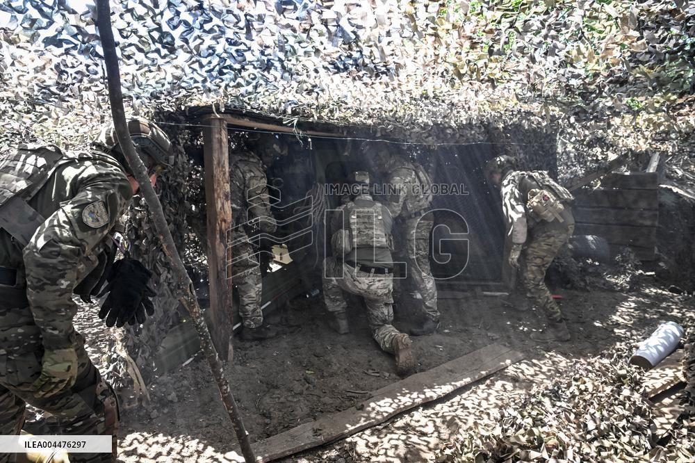 Ukrainian artillery personnel fight in Zaporizhzhia region