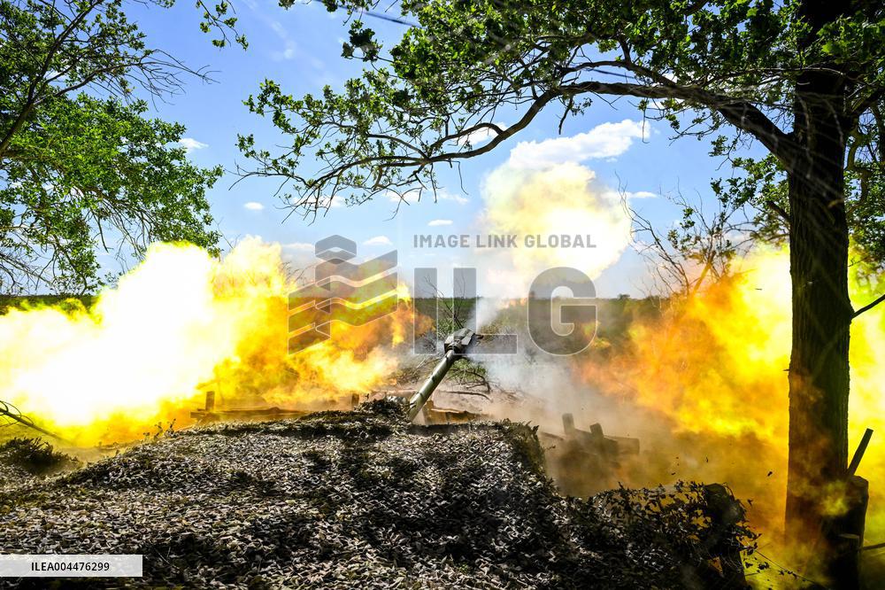 Ukrainian artillery personnel fight in Zaporizhzhia region