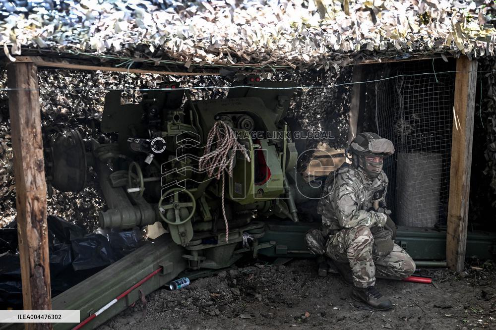 Ukrainian artillery personnel fight in Zaporizhzhia region