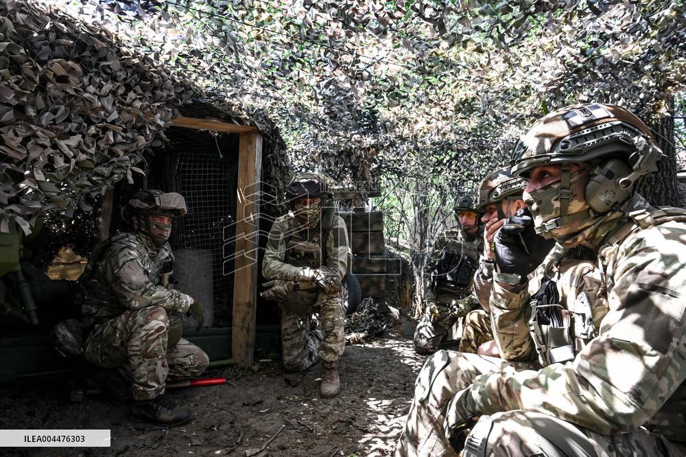 Ukrainian artillery personnel fight in Zaporizhzhia region