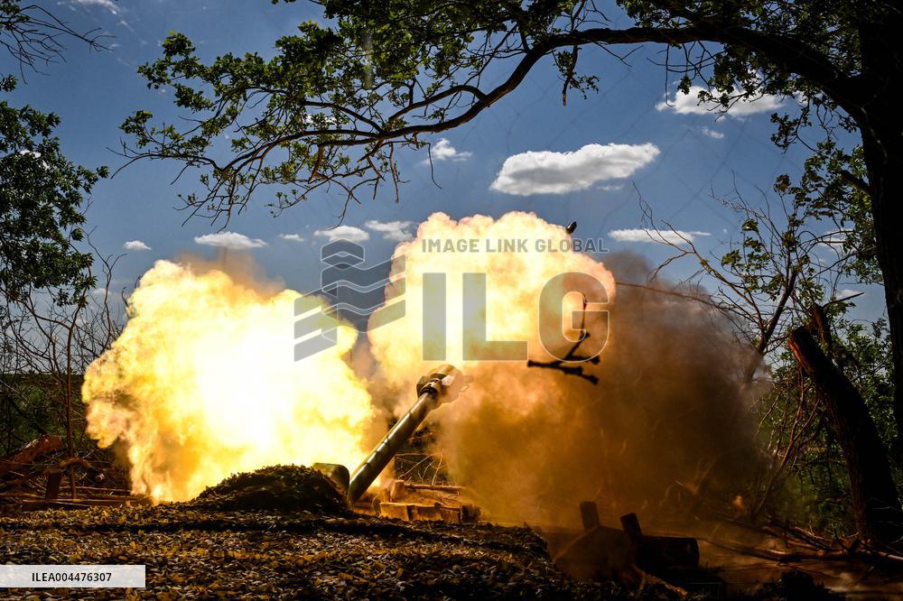 Ukrainian artillery personnel fight in Zaporizhzhia region